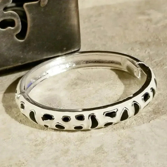 Fashion Jewelry Jewelry - Animal Print Enameled Art Deco Hinged Bangle Bracelet White Black Silver